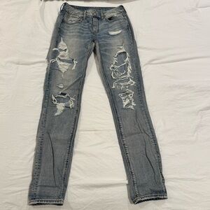 American Eagle distressed tomgirl jean